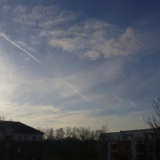 24.12.2015 – Flugzeuge sprühen früh morgens den zuvor blauen Himmel weiß