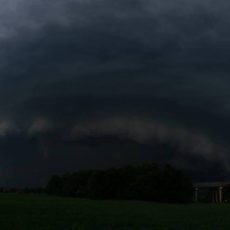 Unwetterkatastrophen in Deutschland 2016: Unwetter in Ostwestfalen, „Regen-Tsunami“ in Niederbayern, Wetterwahnsinn in Simbach, Tornado in Minden Ldkrs. Schaumburg, Fesstehende Wolken, übervoll mit Wasser. Absolut außergwöhnliches Wetter erstaunt Meteorologen.  Sogenanntes „Tief Mitteleuropa“ beherrscht -angeblich- die Wetterlage in Deutschland 2016. Todesfall in Rattenkirchen.